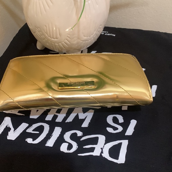 - Kurt Geiger London SoHo Leather Chain Wallet
Kurt Geiger London - Picture 16 of 17